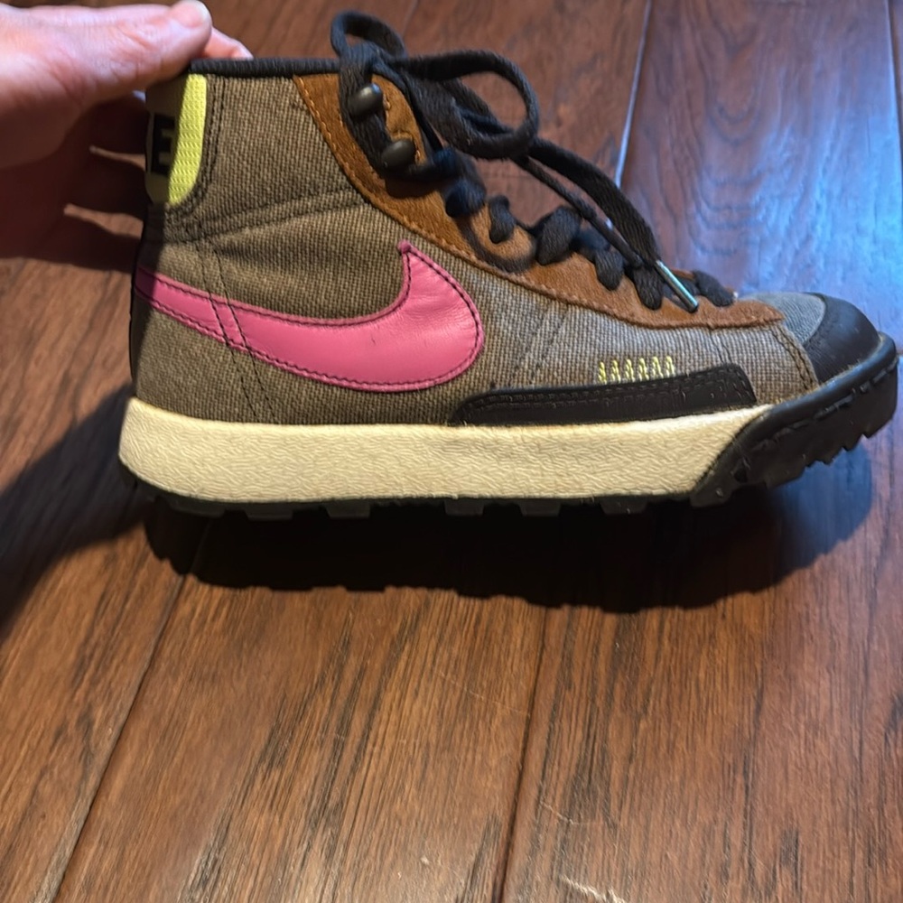 Nike Women's Air Blazer ACG Mid size 6